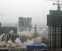 郑州：两幢违法建筑昨被爆破拆除